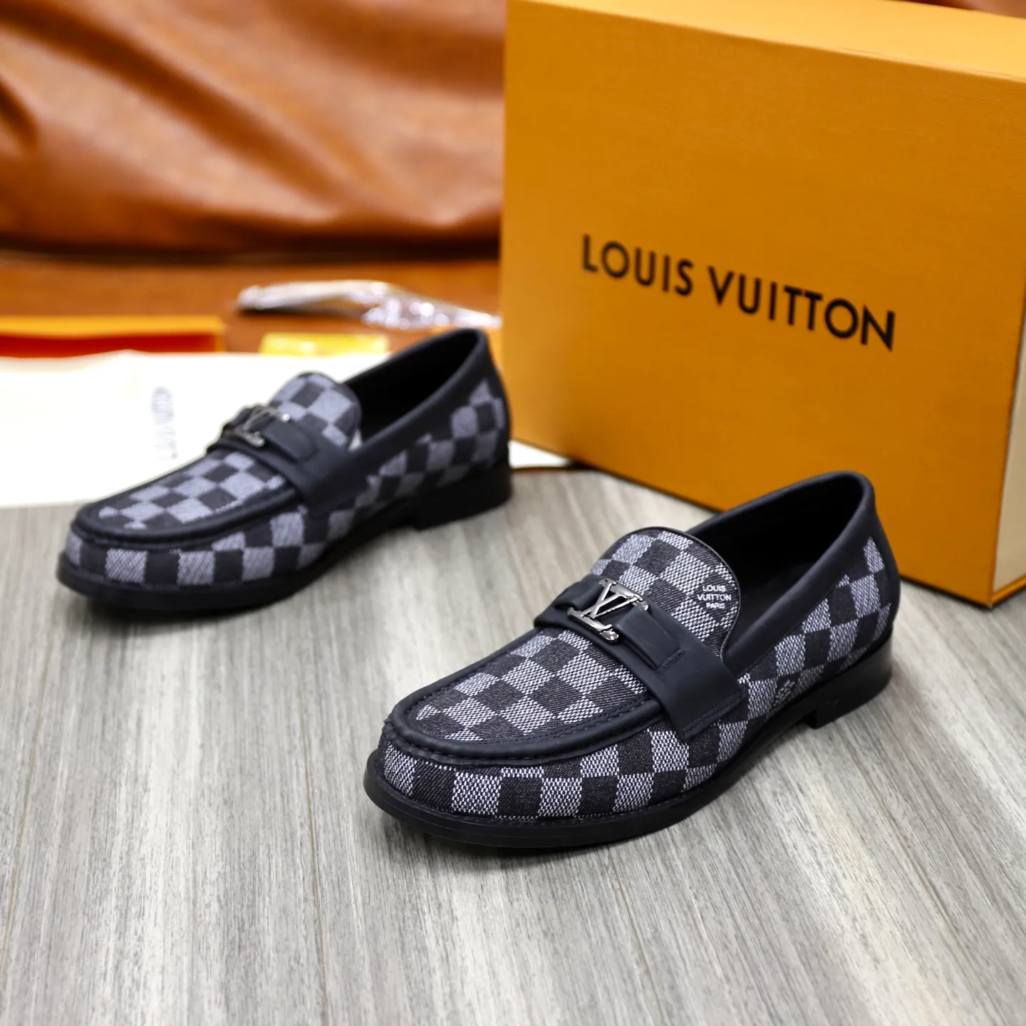 Men's Men's Shoes💰💰920LV Louis Vuitton Slip-on Loafers, top quality products from Guangzhou, ready for sale! This LV Glove loafer is made of selected soft cowhide, with a slightly wrinkled leather surface and a very high-end texture. Each pair is unique. The leather surface is light and soft, with a fine texture and good luster. It is a classic loafer style, with exquisite handmade mark stitching on the toe, and a square toe configuration to highlight the classic style. The horizontal band has hot-printed LV three-dimensional letters, semi-solid handcrafts and a genuine leather outsole, and a rubber patch on the heel to create wear-resistant performance and comfort. One of the must-have loafers for men! Comes with full original packaging! Code number: 38-39-40-41-42-43-44 (38, 45, 46 customized) standard leather shoe code